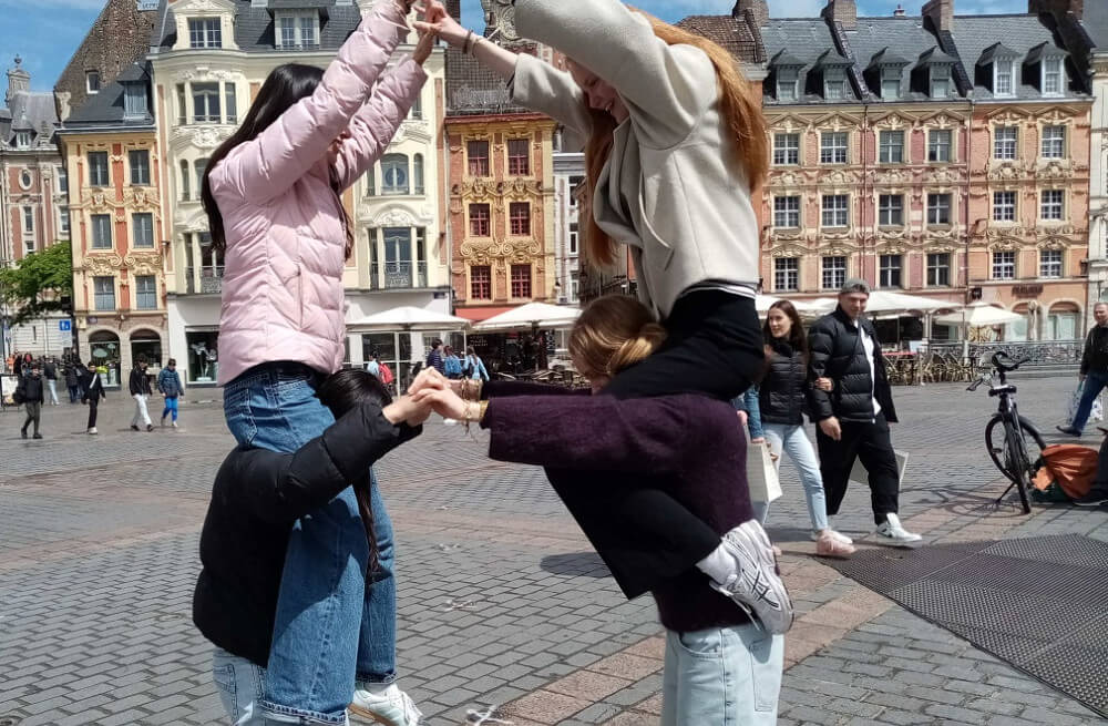 Groep scholieren in Lille citygame Travel Inventive