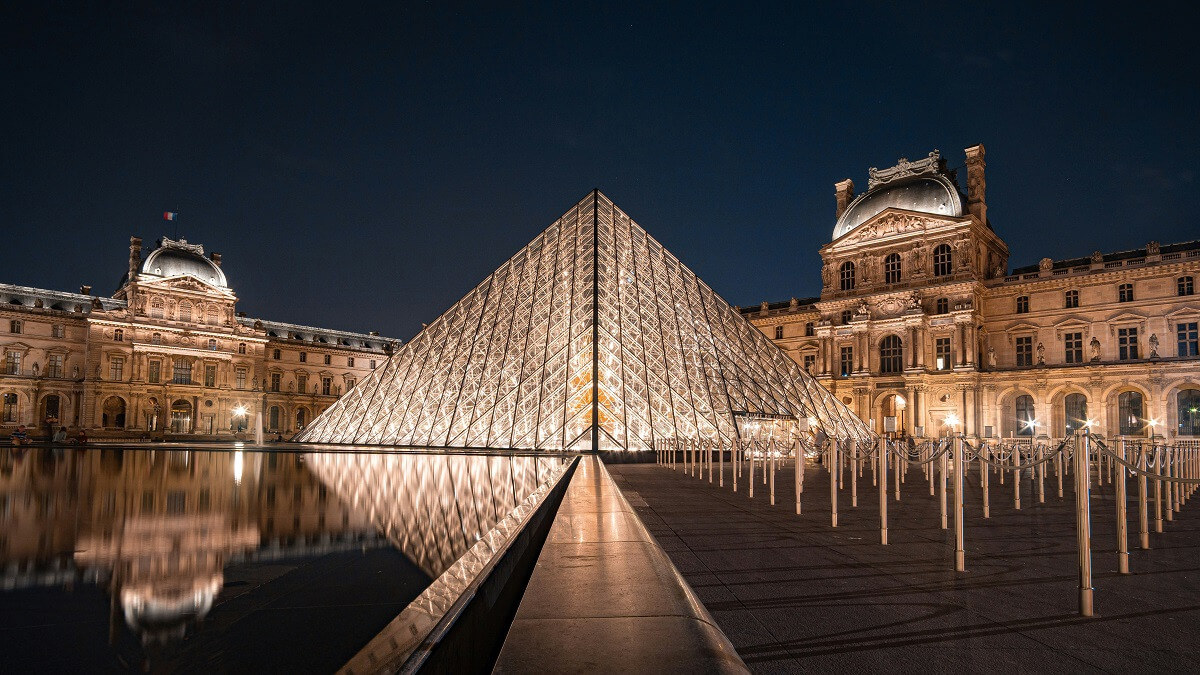 In de avond naar het Louvre op je schoolreis Parijs